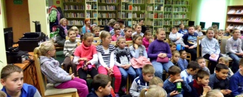 Z książką na walizkach w Jasieniu